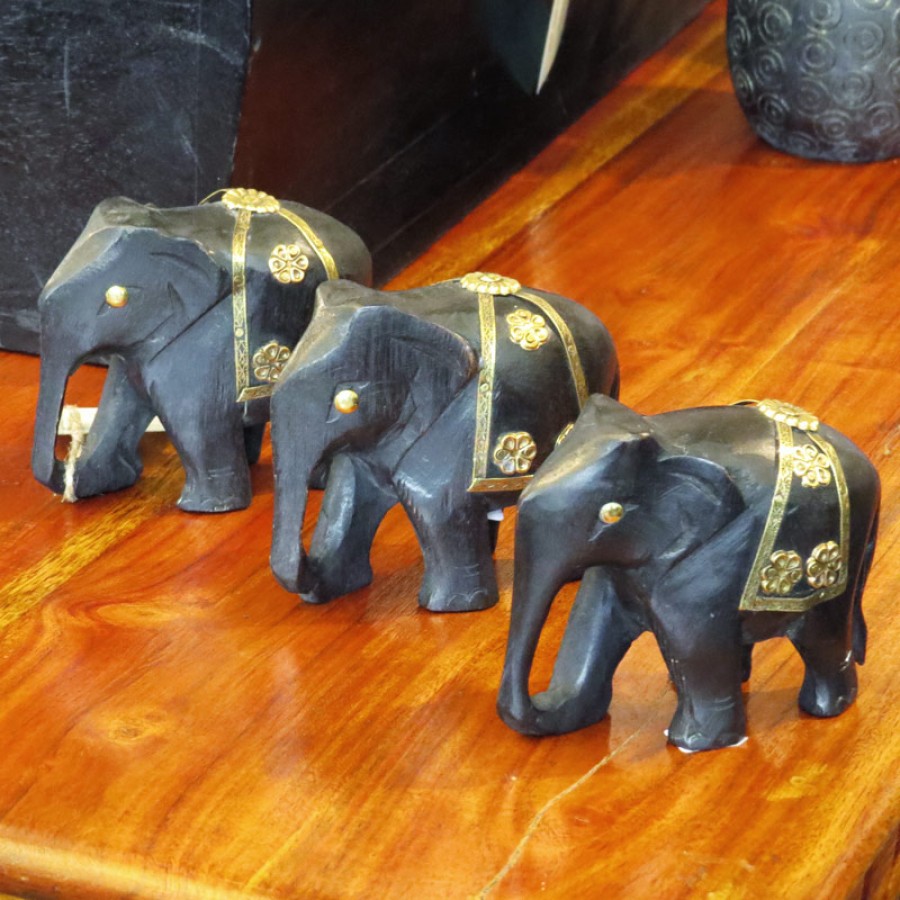 Фигурки из дерева Семья слонов с двумя слонятами в Домике