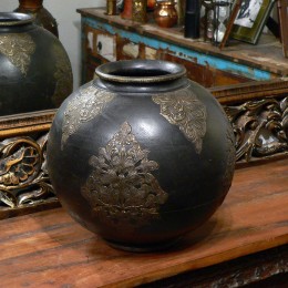 Индийская ваза из дерева с чеканкой