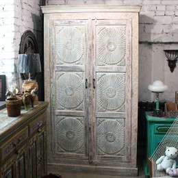Светлый шкаф с поверхностью "под старину" Patna