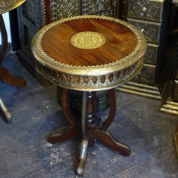 Кофейный круглый стол с латунной чеканкой Peetal
