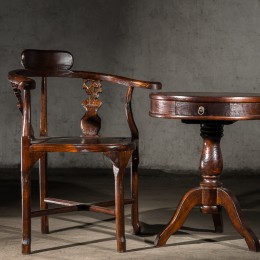Комплект из традиционных китайских столика и стульев