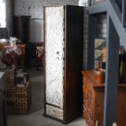 Узкий темный шкаф с резными фасадами Guwahati, 180 см