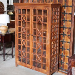 Высокий деревянный комод-витрина c прозрачными дверцами Neerav, 160 см