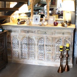 Индийский деревянный комод из манго с резными дверцами Periyar Индийский деревянный комод из манго с резными дверцами Periyar