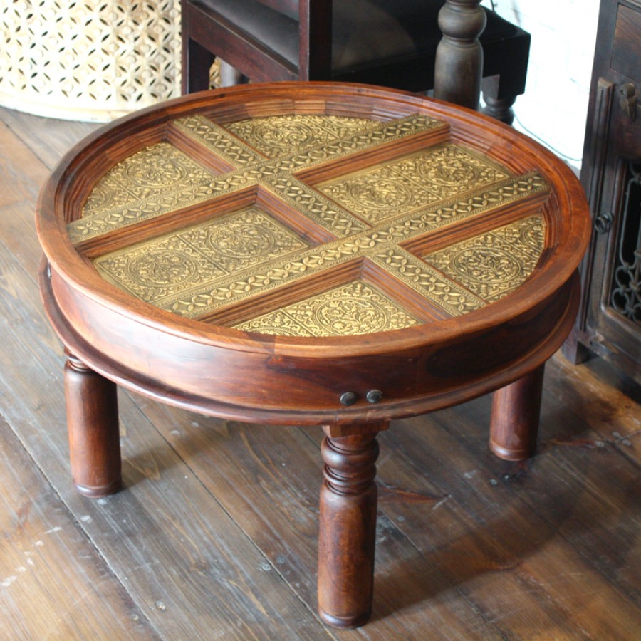 Кофейный круглый стол с латунной чеканкой Peetal