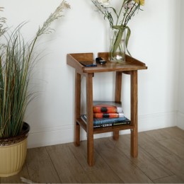Современный приставной столик из массива дерева ГОТАМ